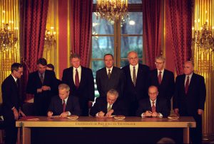 Slobodan_Milosevic,_Alija_Izetbegovic,_and_Franjo_Tudjman_sign_the_Balkan_Peace_Agreement_-_Flickr_-_The_Central_Intelligence_Agency